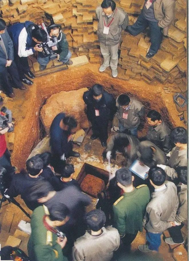 倒塌隐藏千年的秘密浮出水面比传说更吸引人PG电子麻将胡了21924年雷峰塔轰然(图1)