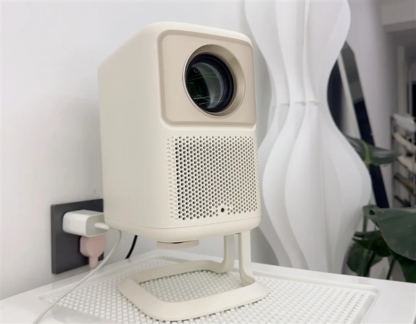 个好 实测三款便宜又好用的便携投影仪推荐